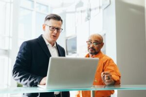 pexels-linkedin-sales-navigator-2182973 La venta híbrida
